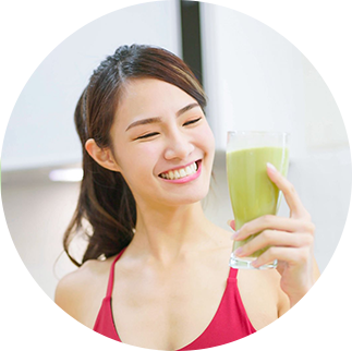 スムージーを飲む女性2